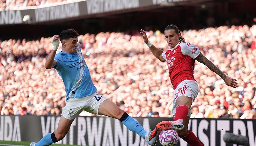 Man Citys Phil Foden im Duell mit Arsenals Riccardo Calafiori. Man Citys Phil Foden im Duell mit Arsenals Riccardo Calafiori.