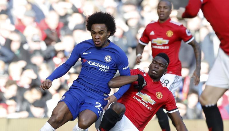 Manchesters Paul Pogba (M) holt Chelseas Willian von den Beinen. Foto: Martin Rickett/PA Wire