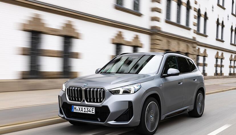 Das gef&auml;llige Design, das alltagstaugliche Format und die &uuml;berzeugenden Fahreigenschaften k&ouml;nnten den BMW iX1 zu einem Bestseller machen.