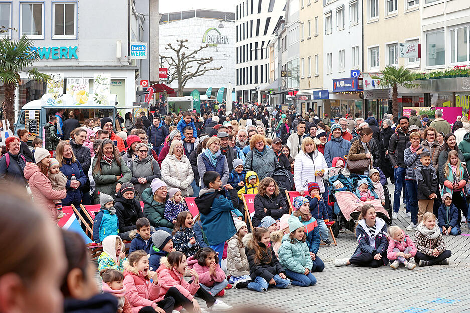 Stra&szlig;enkunst-Festival zieht Massen in Heilbronner Innenstadt