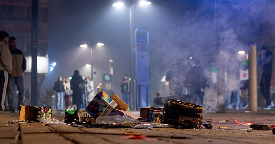 Rund um den Marktplatz sind rund 1500 Menschen zusammengekommen, um den Jahreswechsel zu feiern. Dabei kommt es auch immer wieder zu gefährlichen Szenen als Feuerwerkskörper in unmittelbarer Nähe von Menschengruppen landen. Glücklicherweise kommt dabei aber niemand zu Schaden.