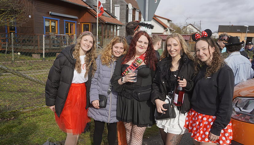 Beim Rosenmontagsumzug in Niederhofen brachte der Gaudiwurm wieder Stimmung ins Dorf.
