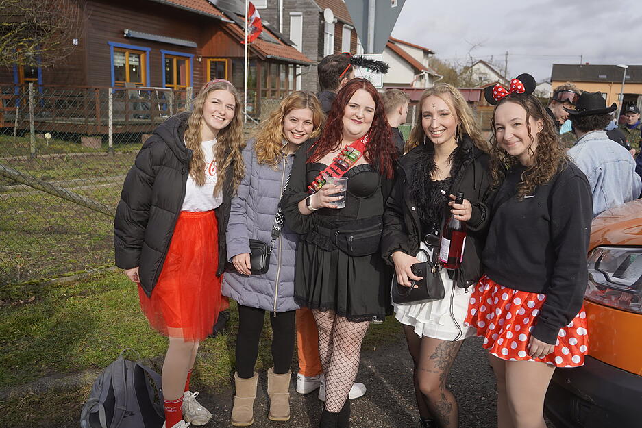Beim Rosenmontagsumzug in Niederhofen brachte der Gaudiwurm wieder Stimmung ins Dorf.