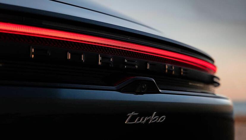 Vorläufiges Topmodell beim elektrischen Macan ist der "Turbo", der es auf bis zu 639 PS und weit über 1000 Newtonmeter Drehmoment bringt. Vorläufiges Topmodell beim elektrischen Macan ist der "Turbo", der es auf bis zu 639 PS und weit über 1000 Newtonmeter Drehmoment bringt.
