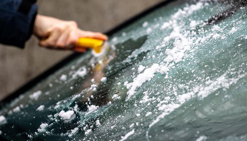 Eiskratzer, Handbesen und Enteiserspray sind im Winter unverzichtbar: Sie helfen, Autoscheiben und D&auml;cher sicher von Eis und Schnee zu befreien.