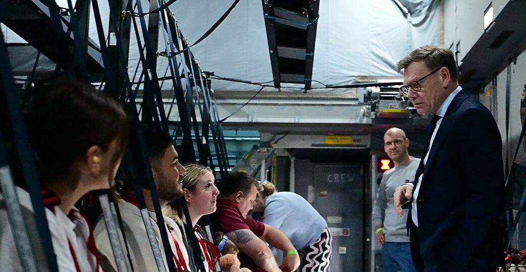 Auch Au&szlig;enminister Wadephul nahm gestrandete Deutsche bei seiner Reise in den Nahen Osten in seinem Flugzeug mit.