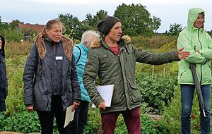 G&auml;rtnerpaar Lisa Fischer und Benjamin Peinke (mit den Papieren in der Hand) f&uuml;hrten durch Beete und den Kr&auml;utergarten.