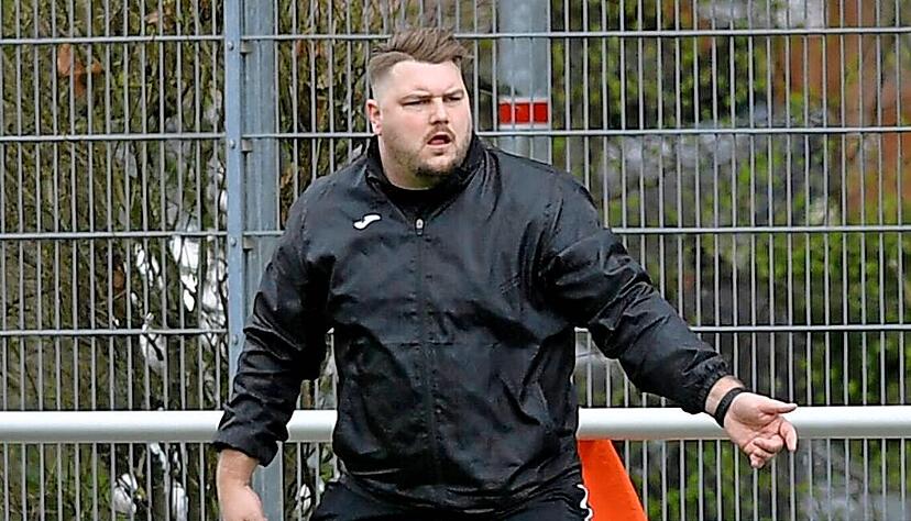 SUN-Trainer Robin Neupert litt gegen Pfullingen mit seinen Spielern, feuerte sie an und fordert auch am Samstag wieder 100 Prozent Leistung.
Foto: Mario Berger SUN-Trainer Robin Neupert litt gegen Pfullingen mit seinen Spielern, feuerte sie an und fordert auch am Samstag wieder 100 Prozent Leistung.
Foto: Mario Berger