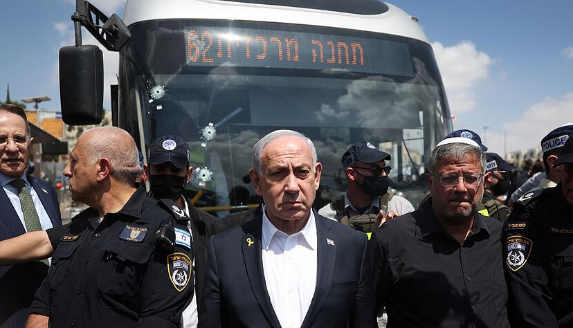 Der israelische Ministerpr&auml;sident Benjamin Netanjahu (Mitte) besuchte den Ort des Anschlags.