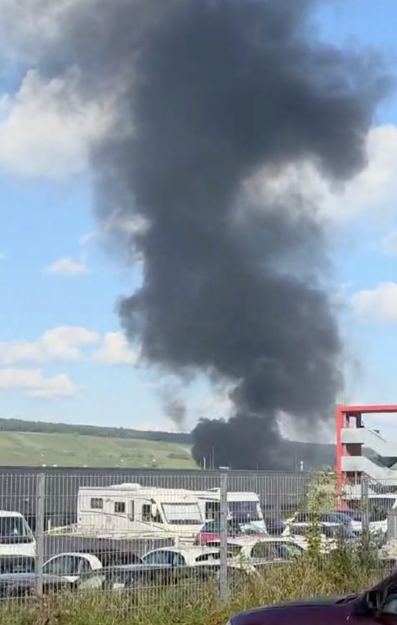 Zuvor war eine dichte Rauchwolke aufgestiegen.