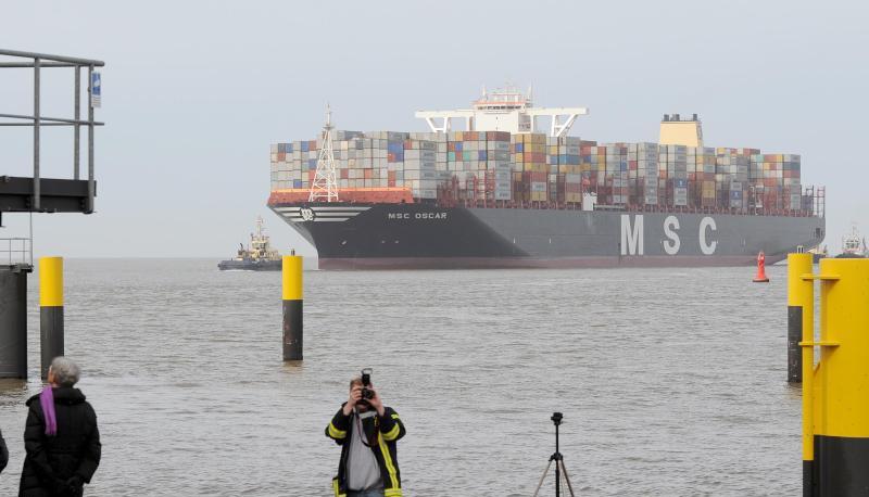 Das Containerschiff mit der bisher weltweit größten Tragfähigkeit, die "MSC Oscar", in Bremerhaven. Foto: Ingo Wagner Das Containerschiff mit der bisher weltweit größten Tragfähigkeit, die "MSC Oscar", in Bremerhaven. Foto: Ingo Wagner