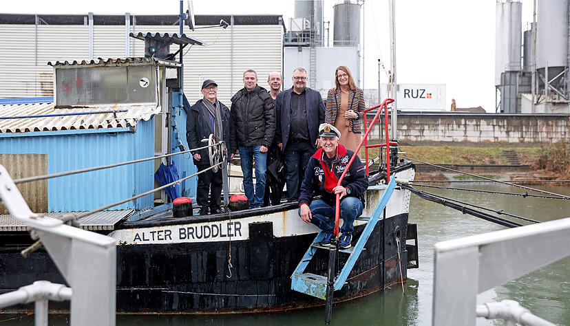 HHN-Studenten haben Baub&uuml;rgermeister Andreas Ringle ihre neusten Forschungsergebnisse &uuml;bergeben.