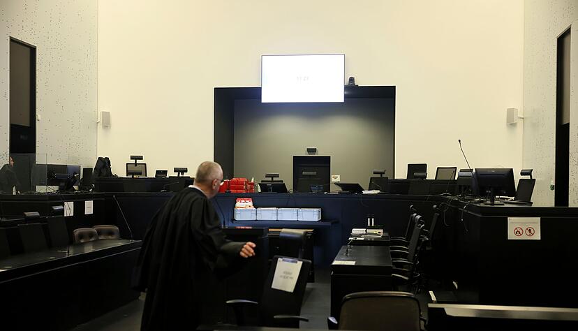 F&uuml;r den Prozess mit einer gro&szlig;en Zahl von Beteiligten wurde in der Provinzstadt Vannes in der N&auml;he des Gerichtsgeb&auml;udes ein weiteres Geb&auml;ude f&uuml;r die &Uuml;bertragung der Verhandlung hergerichtet.