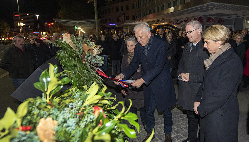 81 Jahre nach dem NS-Brandanschlag auf die Synagoge an der Allee erinnern die Heilbronner an die Reichspogromnacht. Foto: Mario Berger