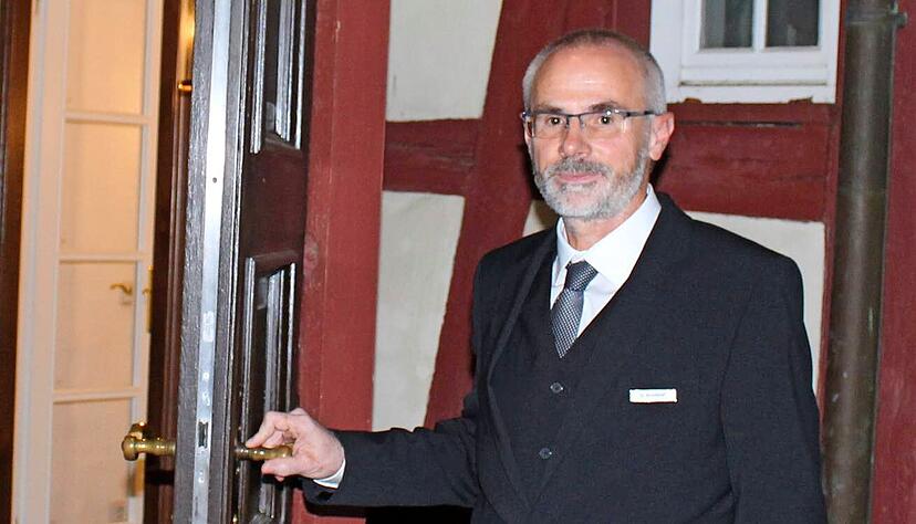 Olaf Großklaß schaut als Nachtportier bis in die Morgenstunden nach dem Rechten, während die meisten Gäste schlafen.