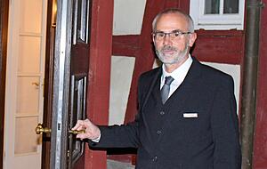 Olaf Großklaß schaut als Nachtportier bis in die Morgenstunden nach dem Rechten, während die meisten Gäste schlafen. Olaf Großklaß schaut als Nachtportier bis in die Morgenstunden nach dem Rechten, während die meisten Gäste schlafen.