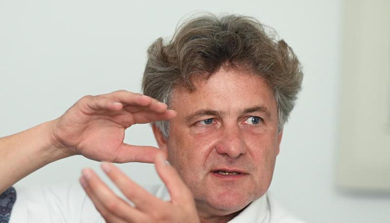 Oberbürgermeister Frank Mentrup spricht in Karlsruhe.