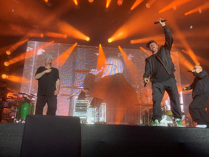 Mit gutem, aber leisem Sound kämpfen die Fantastischen Vier gegen den Nieselregeln während des Konzerts an. Mit gutem, aber leisem Sound kämpfen die Fantastischen Vier gegen den Nieselregeln während des Konzerts an.