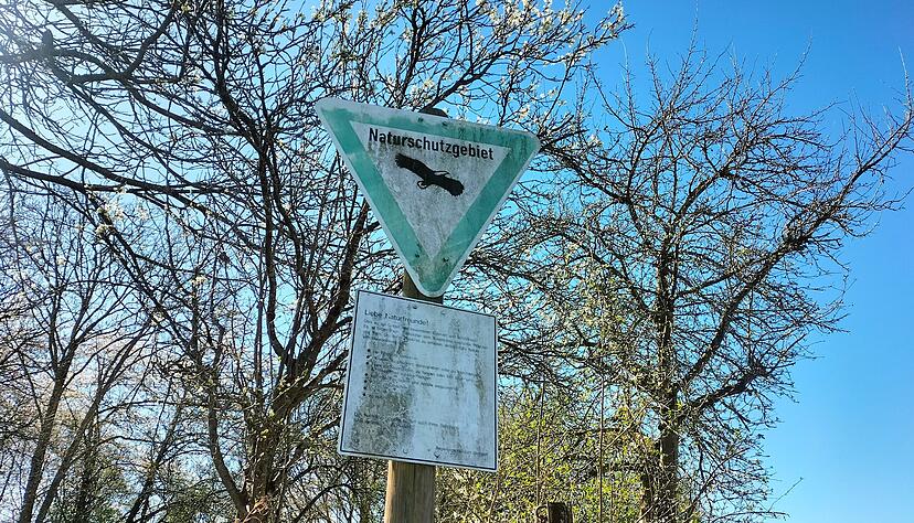 Ein Schild verweist auf das Naturschutzgebiet Lauffener Neckarschlinge. In Arealen wie diesem m&uuml;ssen Passanten besonders R&uuml;cksicht auf die Natur und die Tiere nehmen.