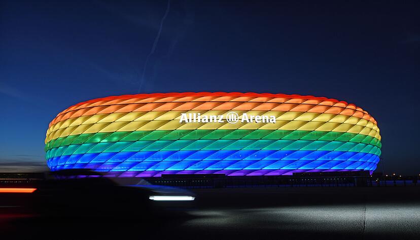 Die M&uuml;nchner Allianz Arena kann je nach Anlass die Farbe wechseln. (Archivbild)