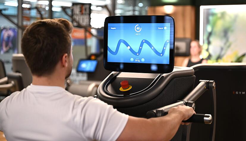 Eine digitalisierte Ruderbank in einem Fitnessstudio, auf deren Display der Nutzer mit seiner Kraftanstrengung eine Figur eines Computerspiel steuert: Solche Daten k&ouml;nnten f&uuml;r eine Trainingsanalyse ausgewertet werden.