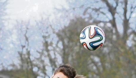 Der Leingartener Andre Widmann (rechts) kämpft um den Bezirkspokal mit Stefan Eggensperger (Spvgg Frankenbach).Foto: Alexander Bertok Der Leingartener Andre Widmann (rechts) kämpft um den Bezirkspokal mit Stefan Eggensperger (Spvgg Frankenbach).Foto: Alexander Bertok