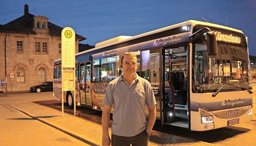 Andi Schickner hat den erweiterten Regiobus 19 auch am 2. Oktober sicher und pünktlich von Künzelsau (links) an den Bahnhof in Bad Mergentheim gesteuert. Nur das WLAN funktionierte nicht.
Fotos: Ralf Reichert Andi Schickner hat den erweiterten Regiobus 19 auch am 2. Oktober sicher und pünktlich von Künzelsau (links) an den Bahnhof in Bad Mergentheim gesteuert. Nur das WLAN funktionierte nicht.
Fotos: Ralf Reichert