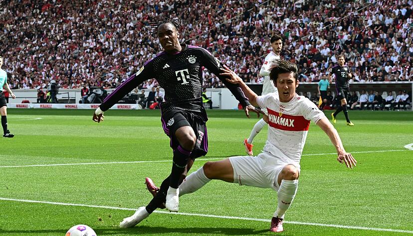 Mathys Tel vom FC Bayern München gegen Noch-VfB-Abwehrspieler Hiroki Ito während der Saison. Mathys Tel vom FC Bayern München gegen Noch-VfB-Abwehrspieler Hiroki Ito während der Saison.