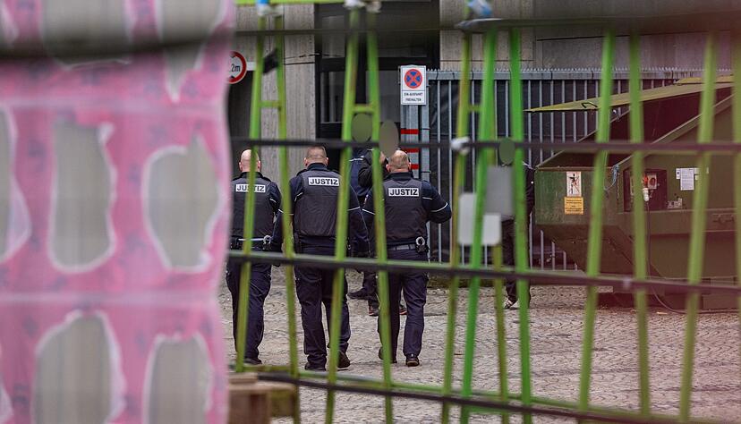 Justizbeamte stehen im Innenhof des Amtsgerichts Bielefeld. Dort in der N&auml;he fielen am Mittwoch Sch&uuml;sse. (Archivbild)