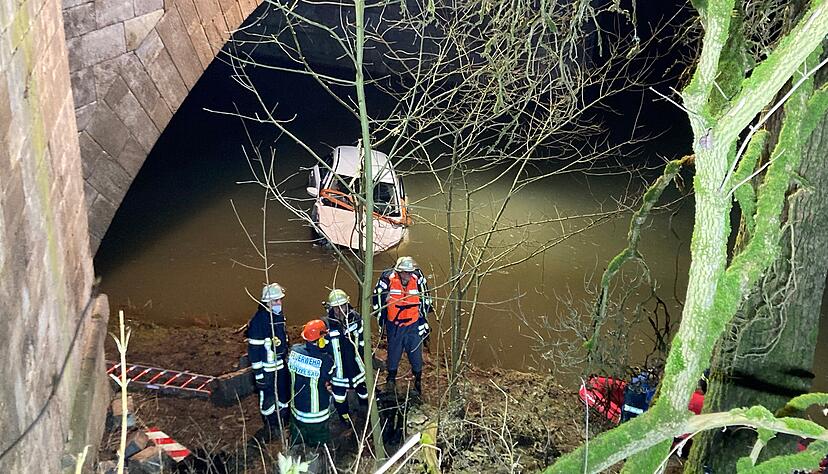 Die Feuerwehr musste das Auto aus dem Kocher befördern. Die Feuerwehr musste das Auto aus dem Kocher befördern.