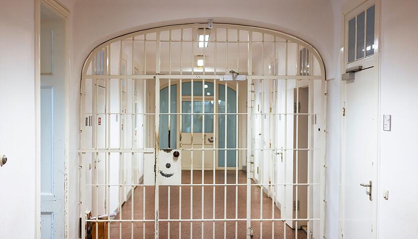 Eine geschlossene Pforte in einer Justizvollzugsanstalt. Eine geschlossene Pforte in einer Justizvollzugsanstalt.