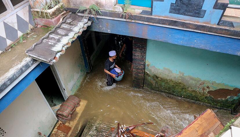 Mindestens drei Menschen sind in den Fluten ums Leben gekommen.