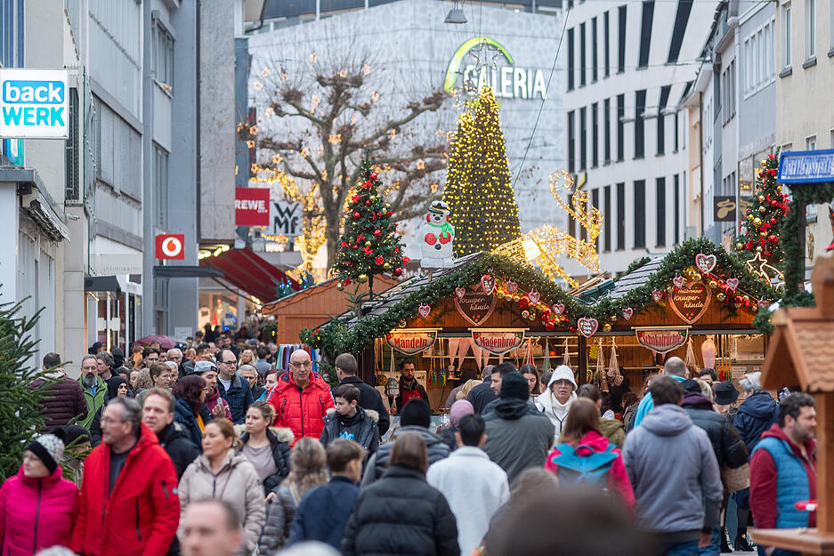 Zwischen den Buden des Heilbronner Weihnachtsmarkts tummeln sich am vierten Adventswochenende die Menschen.