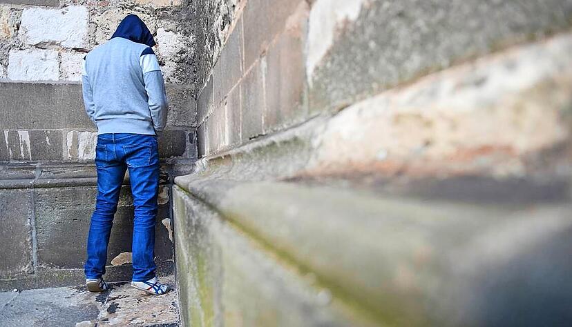 Die Gassen und Plätze rund um die Kilianskirche am Marktplatz sind bei Wildpinklern sehr beliebt. Das löst bei Anwohnern Ärger aus. Die Gassen und Plätze rund um die Kilianskirche am Marktplatz sind bei Wildpinklern sehr beliebt. Das löst bei Anwohnern Ärger aus.