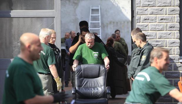 Mobiliar wird aus dem Clubhaus der Hells Angels in Berlin-Reinickendorf geschafft. Foto: Florian Schuh