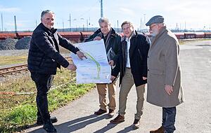 Informieren sich vor Ort beim Rangierbahnhof von links: Oliver Toellner, Michael Link, Nico Weinmann und Dr. Rolf Münter. Sie hoffen jetzt auf den Bundeszuschuss.