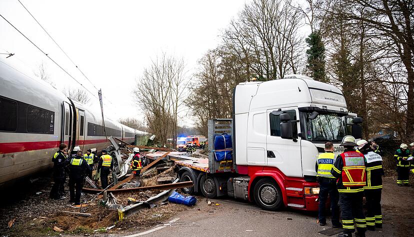 Ein Toter und elf Verletzte - das ist Bilanz des schweren Zugungl&uuml;cks an der Stadtgrenze von Hamburg.