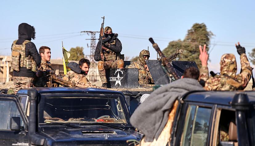 Syrische Regierungstruppen setzen Kurdenmilizen unter Druck und übernehmen immer mehr Gebiete von ihnen. Syrische Regierungstruppen setzen Kurdenmilizen unter Druck und übernehmen immer mehr Gebiete von ihnen.