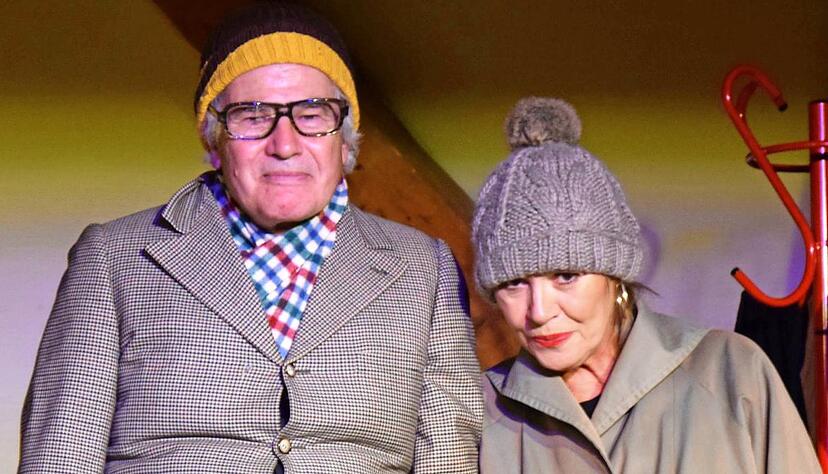 Angelika Beier und Walter Zauner amüsierten die Zuschauer mit ihren Weihnachtsgeschichten im Wasserschloss.Foto: Gabriele Schneider Angelika Beier und Walter Zauner amüsierten die Zuschauer mit ihren Weihnachtsgeschichten im Wasserschloss.Foto: Gabriele Schneider