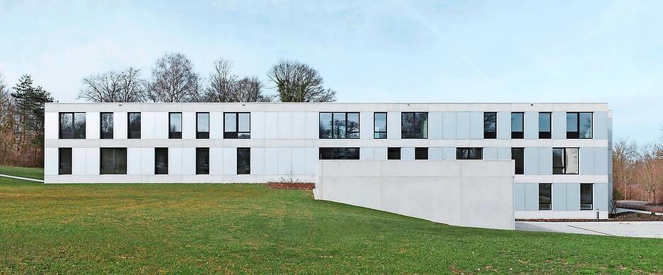 Mit dem neuen Sanitäts- und Versorgungszentrum auf dem Militärgelände in Niederstetten möchte die Bundeswehr ein neues Kapitel in der Architektur ihrer Gebäude aufschlagen. Der Hugo-Häring-Jury ist der Bau eine Auszeichnung wert. Foto: Brigida González