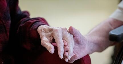 Um die kognitiven Fähigkeiten demenzkranker Menschen zu steigern, werden verschiedene Präventionsmaßnahmen eingesetzt. Das Erzählen von Märchen gehört auch dazu.