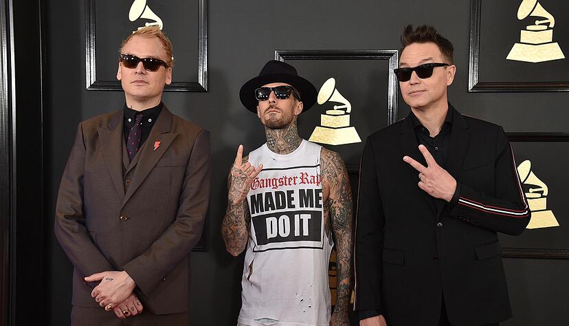 Matt Skiba (l-r), Travis Barker undnd Mark Hoppus von Blink-182 bei den Grammy Awards in Los Angeles.