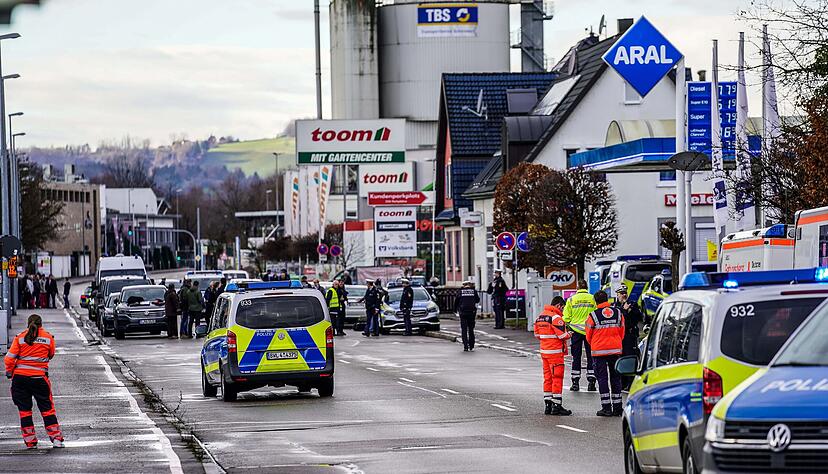 Zahlreiche Einsatzkräfte sind nach einer tödlichen Gewalttat in Schorndorf im Einsatz.