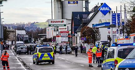 Zahlreiche Einsatzkräfte sind nach einer tödlichen Gewalttat in Schorndorf im Einsatz. Zahlreiche Einsatzkräfte sind nach einer tödlichen Gewalttat in Schorndorf im Einsatz.