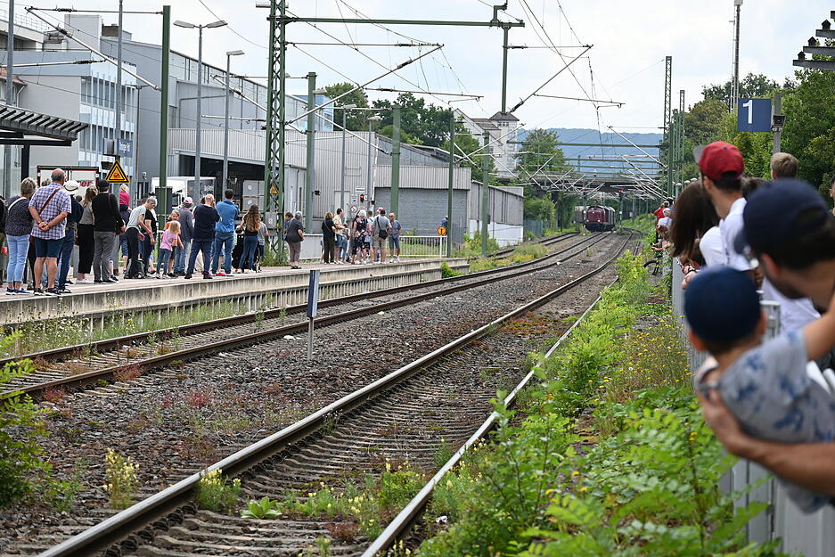 Ein Dampfzug fuhr am Sonntag, dem 4. August, durch Hohenlohe. Ein Dampfzug fuhr am Sonntag, dem 4. August, durch Hohenlohe.
