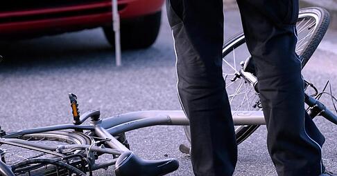 Wer war schuld? Nach einem Unfall müssen das oft Gerichte klären. Wer mit dem Fehlverhalten anderer rechnet, kann helfen, Unfälle zu vermeiden.