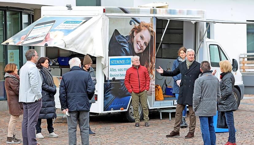 Chefredakteur Uwe Ralf Heer (Dritter von rechts) und Stellvertreterin Tanja Ochs (Dritte von links) bei ihrem Besuch vor dem Bad Rappenauer Rathaus.
Foto: Ralf Seidel Chefredakteur Uwe Ralf Heer (Dritter von rechts) und Stellvertreterin Tanja Ochs (Dritte von links) bei ihrem Besuch vor dem Bad Rappenauer Rathaus.
Foto: Ralf Seidel