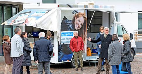 Chefredakteur Uwe Ralf Heer (Dritter von rechts) und Stellvertreterin Tanja Ochs (Dritte von links) bei ihrem Besuch vor dem Bad Rappenauer Rathaus. 
Foto: Ralf Seidel