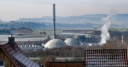 Von der Ortschaft Neckarwestheim aus ist das Kernkraftwerk Neckarwestheim weithin sichtbar.