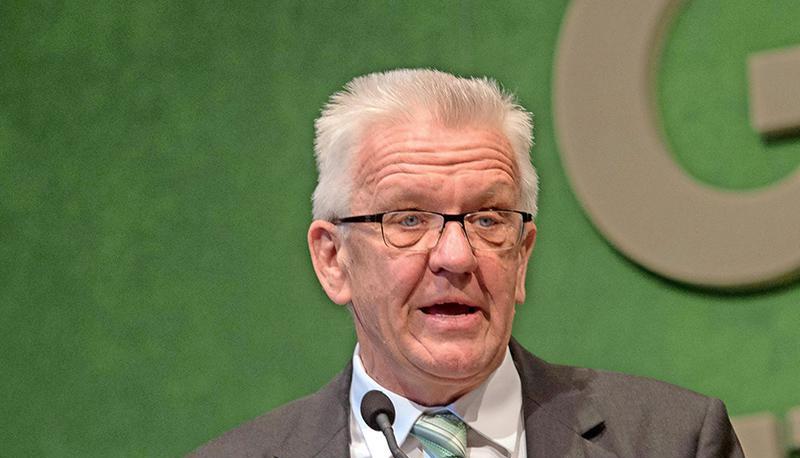 Sogar für einen Routinier wie Winfried Kretschmann gibt es in diesen Tagen noch Premieren. Er ist der erste Grünen-Politiker, der auf Landesebene die CDU in die Rolle des Juniorpartners gedrängt hat. Nach dem Erfolg bei der Landtagswahl war er als erster Landespolitiker der Grünen im Politbarometer zum populärsten Politiker der Republik aufgestiegen. Bis weit in bürgerliche Wählerschichten hinein genießt der Schwabe hohes Ansehen. Fünf Tage vor dem 68. Geburtstag wird der Landtag Kretschmann morgen als Ministerpräsident bestätigen. 2011 war er Regierungschef geworden und ist bis heute der einzige Grüne, dem dies gelungen ist. Er hat versprochen, die volle fünfjährige Amtszeit zu bleiben. Kretschmann war Lehrer für Biologie, Chemie und Ethik. 1979 gehörte er zu den Gründungsmitgliedern der Grünen und zog 1980 erstmals in den Landtag ein. Der Katholik ist verheiratet und hat drei erwachsene Kinder.